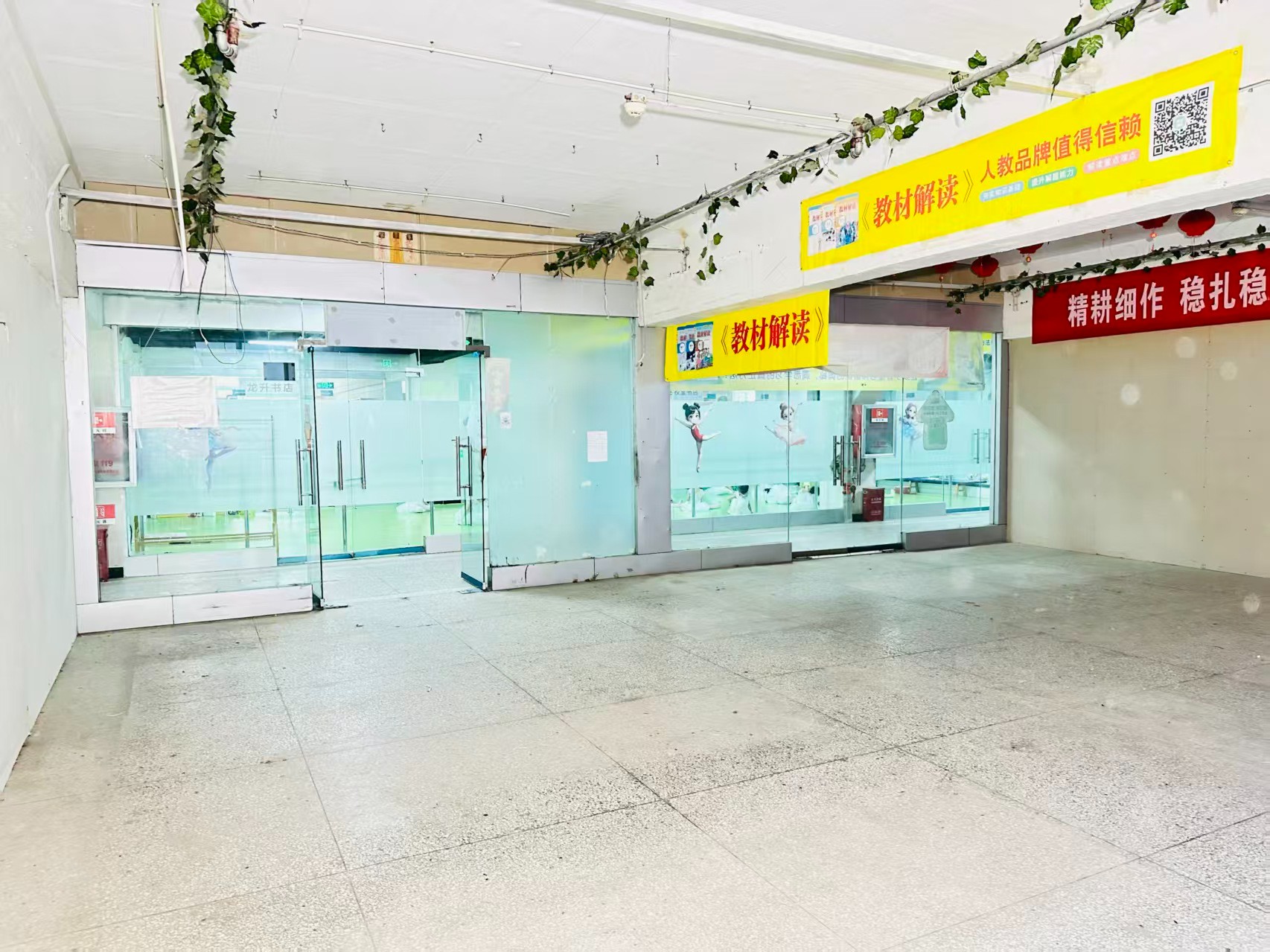 周公路提供写字楼、商铺、展示空间、直播间等多种面积选择，满足企业办公、研发、展示、运营等多元需求。